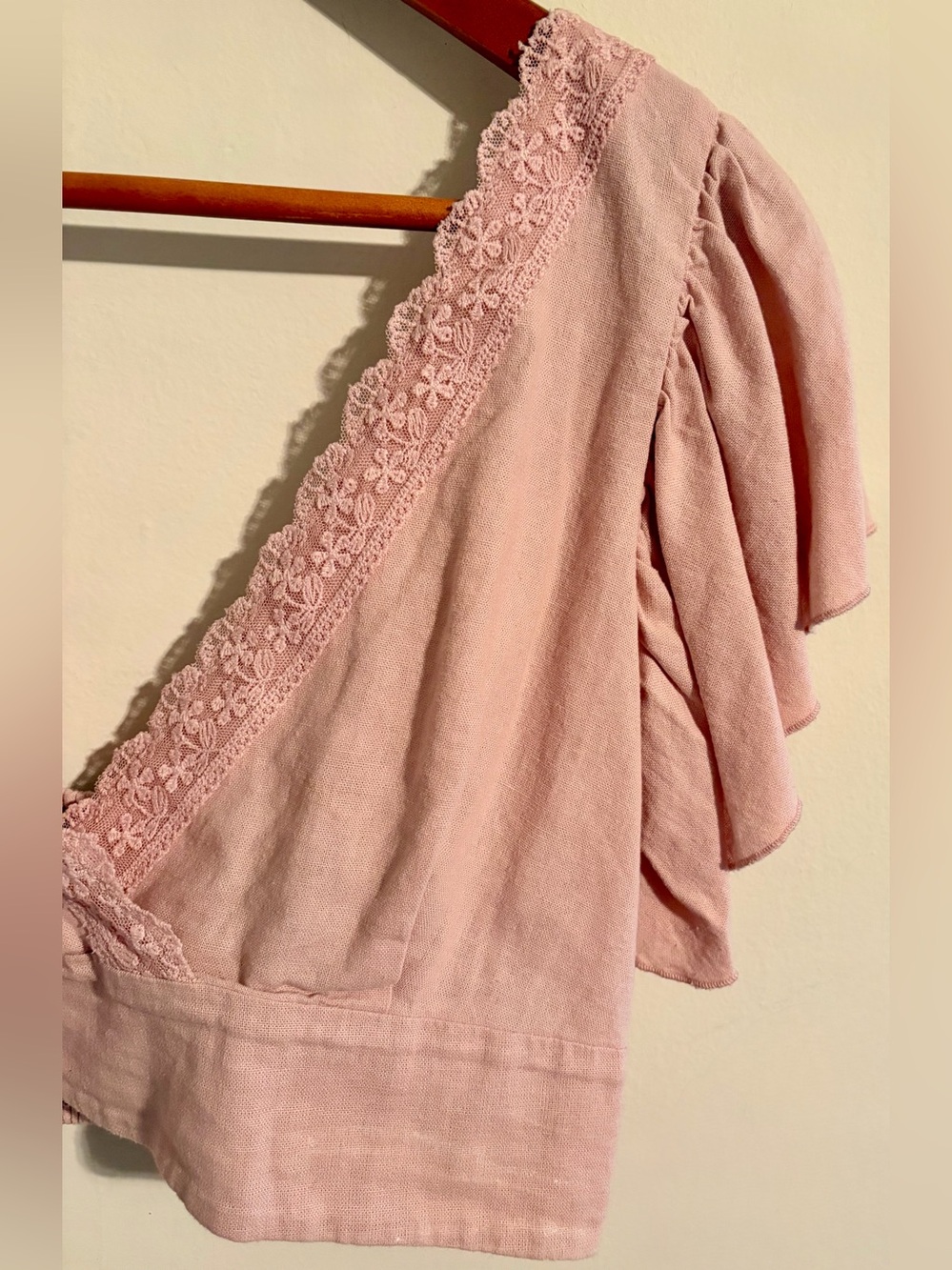 Womens Sz Large Love Tree Dusty Pink Lace V-Neck Cap Sleeve Smocked Cropped Top - Picture 2 of 11